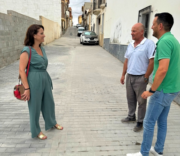 La alcaldesa, María del Mar Alfonso junto al concejal de Obras, Esteban Carrión supervisando los trabajos que se van a ejecutar