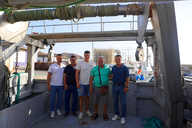 240813 Foto alcalde y armadores y patrón en el barco Espuma del Mar que llevará a la Virgen