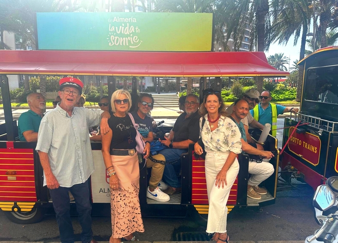 ANA MARTÍNEZ LABELLA CON LA MESA DEL FERROCARRIL 1