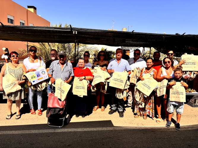 Alcalde y concejales en el reparto de bolsas en el mercado de Pulpí