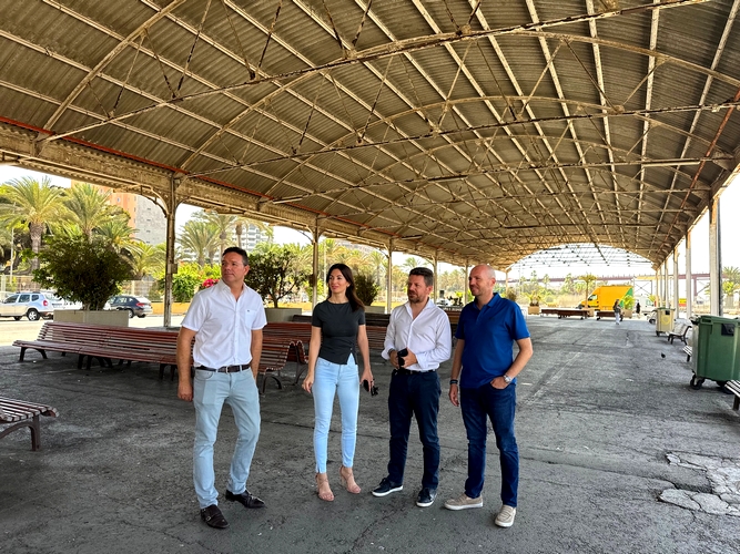 La presidenta de la APA, Rosario Soto, y el secretario general para la Cultura, José Ángel Vélez, visitan el tinglado del Puerto de Almería junto a los técnicos de Edificación e Infraestructuras