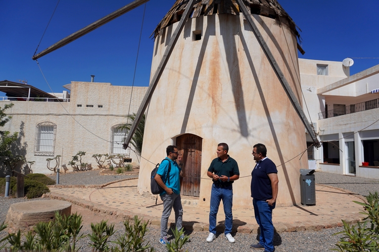 240912 Alcalde, concejal y técnico visitan el molino