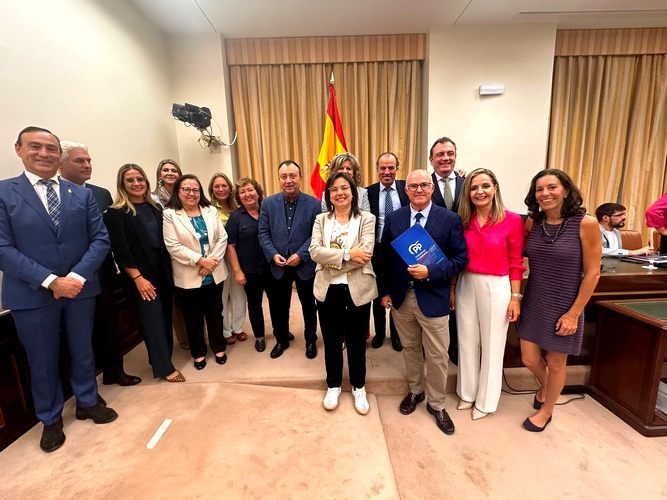 MARIBEL S. TORREGROSA CON LOS DIPUTADOS DEL PP EN LA COMISIÓN DE INTERIOR TRAS LA APROBACIÓN DE LA INICIATIVA