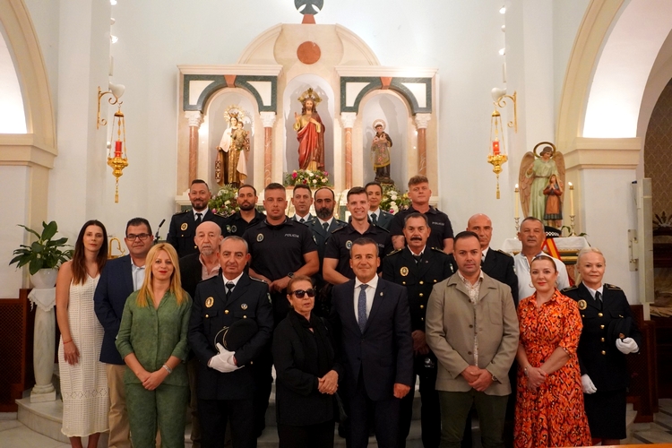 241002 Foto de familia alcalde, Corporación, Policía Local, Guardia Civil y familia homenajeado