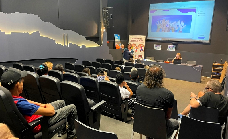 241003 La Escuela de Familia de Adra celebra un coloquio sobre 'Dificult...