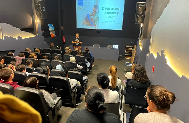 241018 La Escuela de Familia de Adra celebra un coloquio sobre 'Salud Me...