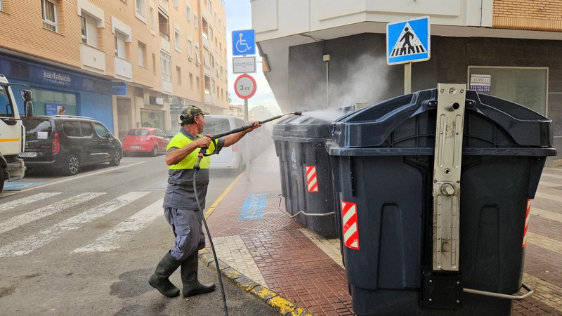 241916 El Ayuntamiento de Adra instensifica labores de limpieza de cont...
