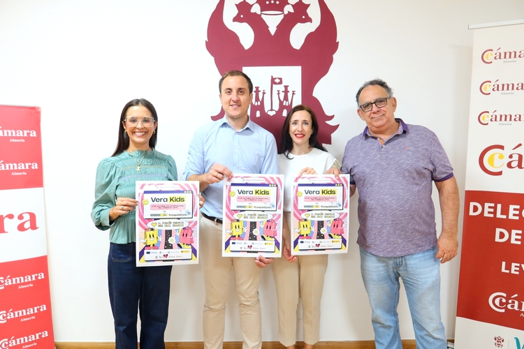 Alcalde, Concejal Comercio y Educación junto responsable Camara de Comercio de Vera