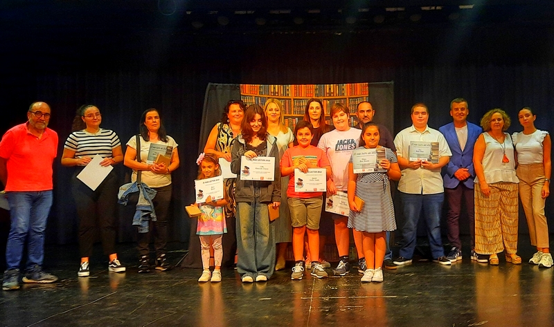 Foto Alcalde y concejalas con premiados Los Más Lectores