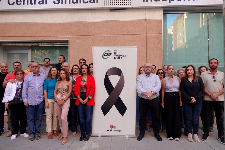Foto de la concentración a las puertas de la sede de CSIF Almería
