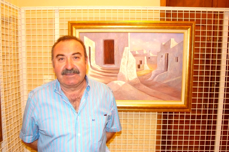 JUAN IBAÑEZ CON UNA DE SUS OBRAS