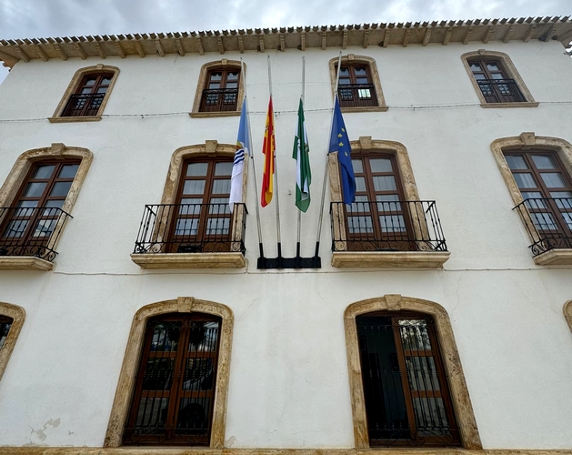 Las banderas del Ayuntamiento de Albox ondean a media asta