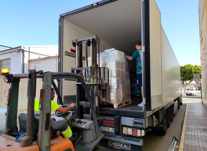 241106 La ayuda de la ciudad de Adra parte hacia Valencia en tres camion...