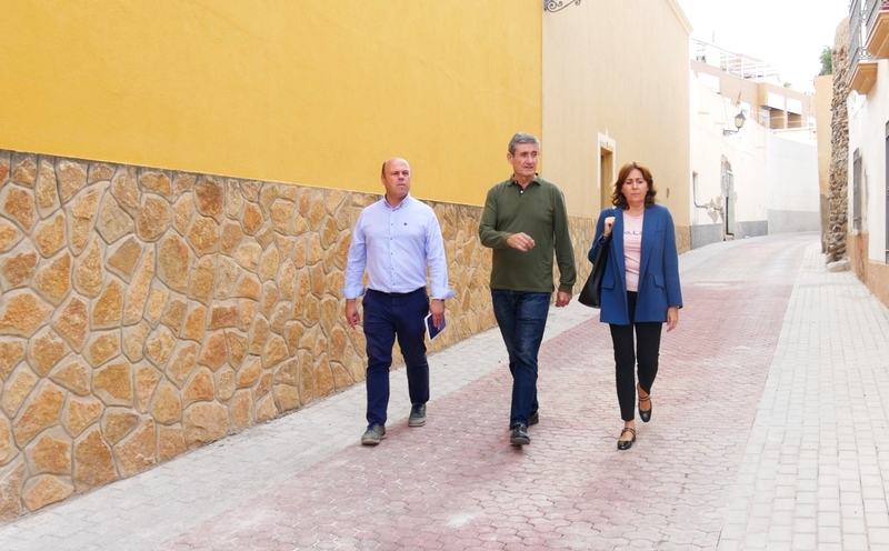 241107 Manuel Cortés visita el buen resultado de las obras de embellecim...