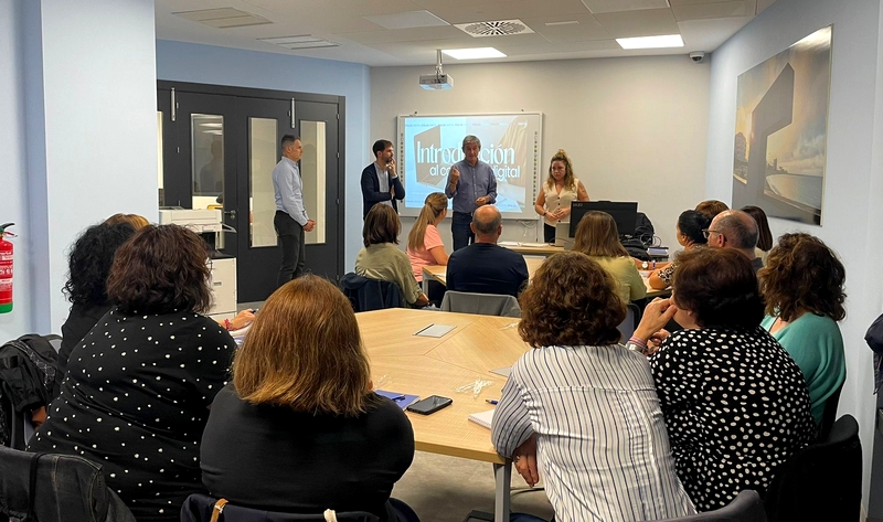 241108 Empresarios abderitanos aprenden cómo impulsar sus negocios digit...