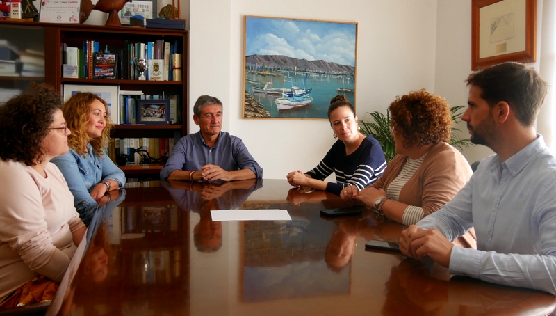 241113 Adra tiñe de azul la Torre de los Perdigones este jueves para vis...