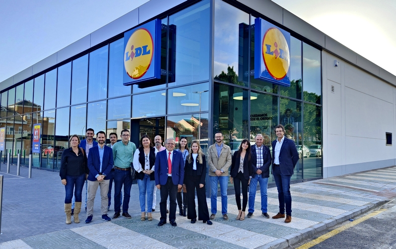 Alcalde de Vícar, Antonio Bonilla, y la directora regional de Lidl, Marta Ramírez, junto a otros miembros del consistorio y de la marca