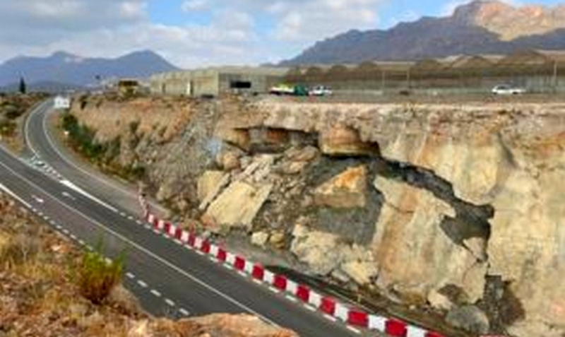 Corte-carretera-en-Pulpí-2-300x194