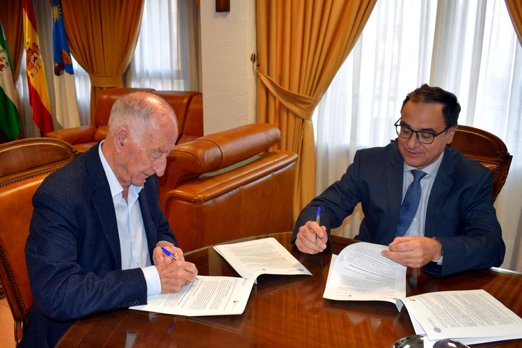 FOTO 1 NOVIEMBRE 21 2024 FIRMA CONVENIO CON ROQUETAS PARA UNIVERSIDAD DE MAYORES