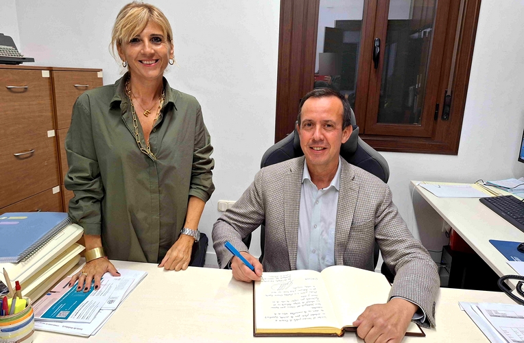SGA firma Libro Honor Bacares