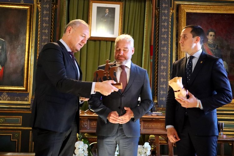 el alcalde entrega símbolo de Cuevas a Mazarrón