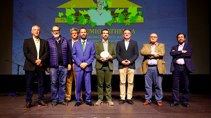 premio athenaa a la revista Farua