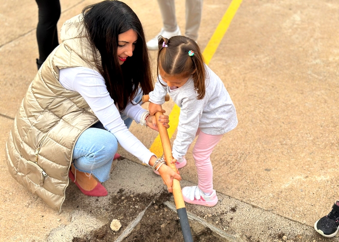 241205 Almudena Serrano con una alumna