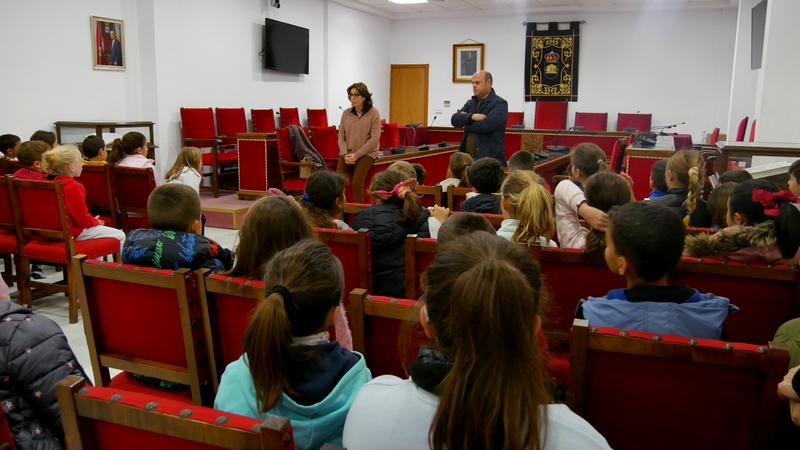 241217 Alrededor de 50 niños y niñas del CEIP San Fernando visitan el Ay...