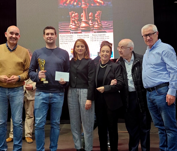El Campeón del Torneo con la familia Bonil y autoridades en la entrega de premios
