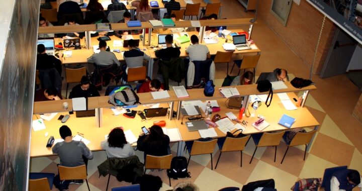 FOTO 1 ESTUDIANTES EN BIBLIOTECA