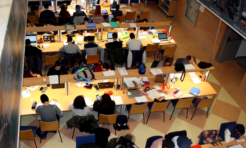 FOTO 1 ESTUDIANTES EN BIBLIOTECA