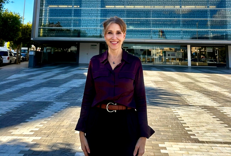 FOTO JULIA IBÁÑEZ EN LOS JUZGADOS DE EL EJIDO 2