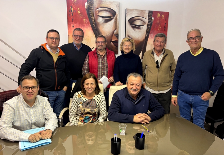 Alcalde de Pulpí y familia Peregrín durante la firma del acuerdo