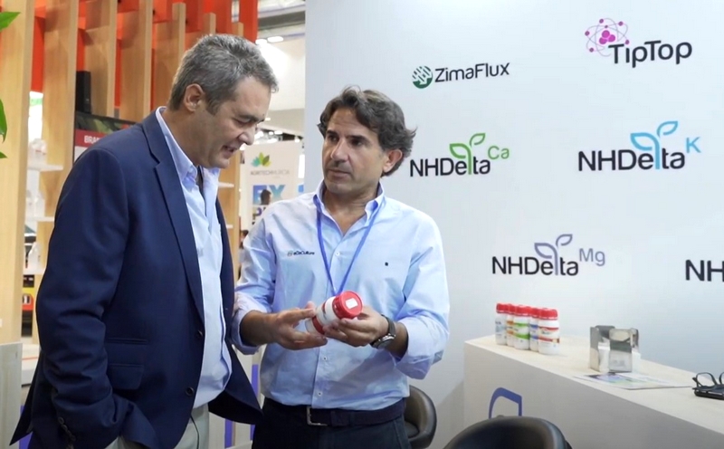 El director de Marketing, Javier Moreno, muestra una de las tecnologías de Ecoculture