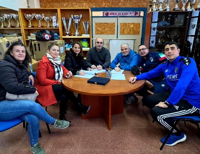 La alcaldesa, María del Mar Alfonso ha renovado y mejorado el Convenio anual con el C.D. Villa de Albox