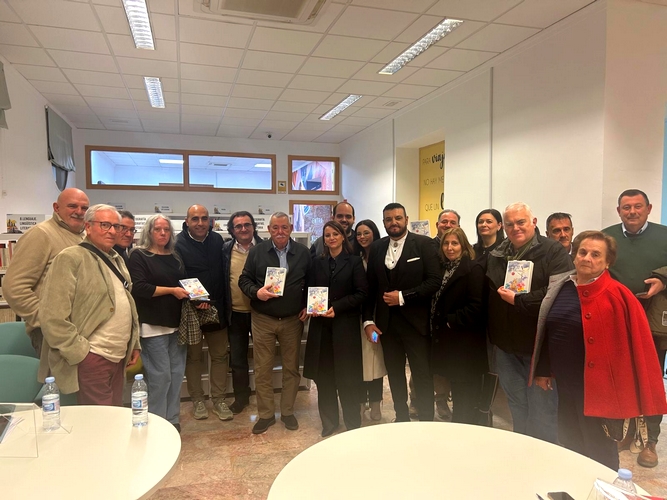 La alcaldesa de Albox y numerosos vecinos quisieron arropar a Luis Caparros en la presentación