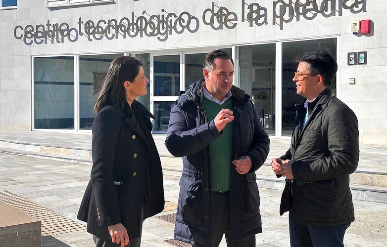 MANUEL GUZMÁN Y ÁNGELES MARTÍNEZ CON EL ALCALDE DE MACAEL EN EL CENTRO TECNOLÓGICO DE LA PIEDRA 1