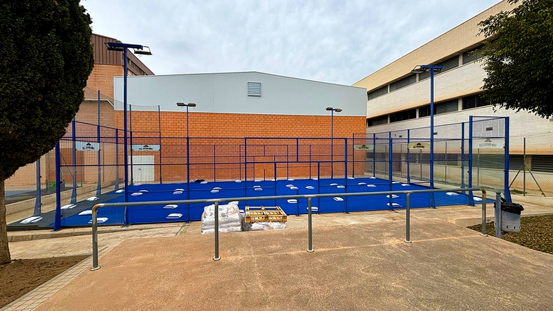 Renovación del césped de la pista del pádel del Pabellón de Deportes de Berja