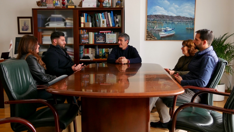 250205 Manuel Cortés apoya al cocinero abderitano, Eduardo López, que op...