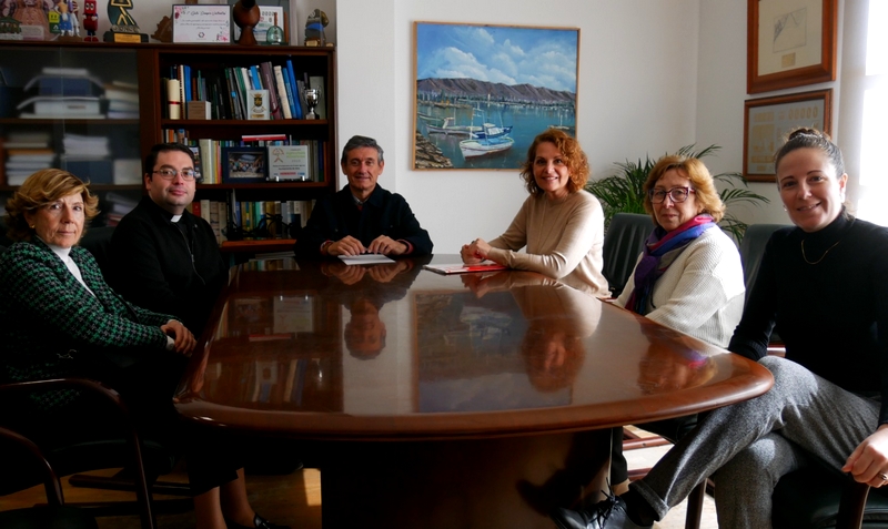 250206 Manuel Cortés recibe a la directora de Cáritas Diocesana en Almer...
