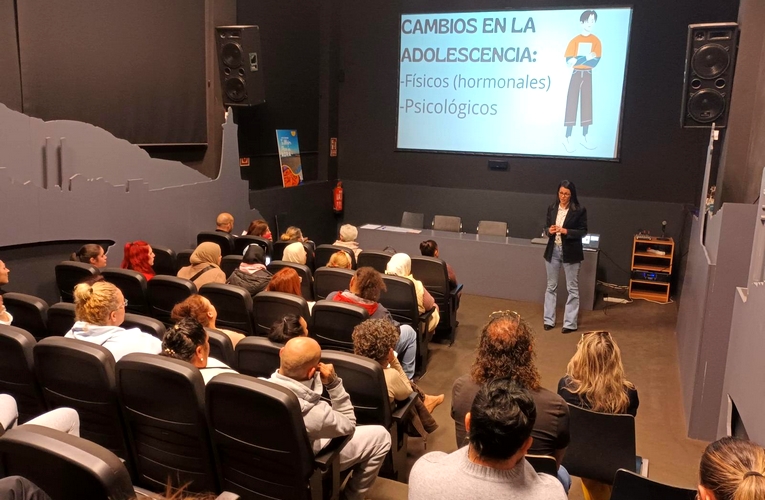 250210 La Escuela de Familia de Adra celebra un coloquio sobre el 'Cómo ...