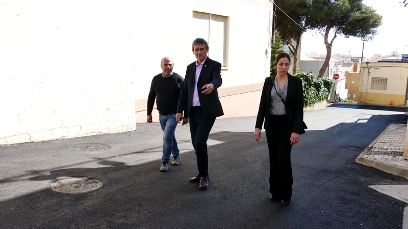 250212 Manuel Cortés visita el fin de los trabajos de asfaltado en el en...