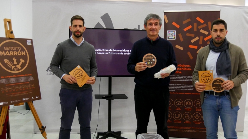 250218 Adra presenta a su nuevo vecino 'Bendito Marrón', el contenedor q...