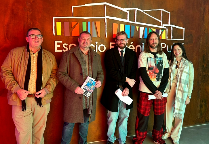 Concejales del Ayuntamiento de Pulpí con autores de la exposición