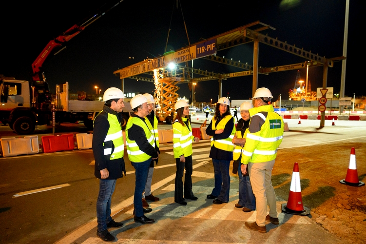 Derribo de la marquesina de la entrada al Puerto de Almería por poniente 1