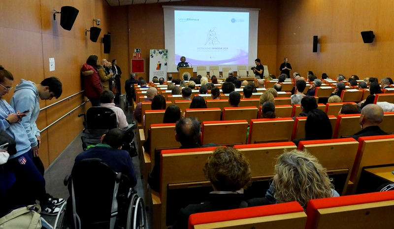 Foto de un acto de entrega de las Distinciones Minerva de Verdiblanca