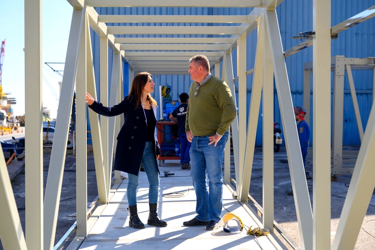 La presidenta Rosario Soto en su visita a Milán Port Equipment con su gerente Vicente Milán