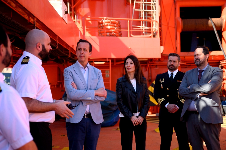 La presidenta de la APA, Rosario Soto, visita el buque Clara Campoamor de Salvamento Marítimo (1)