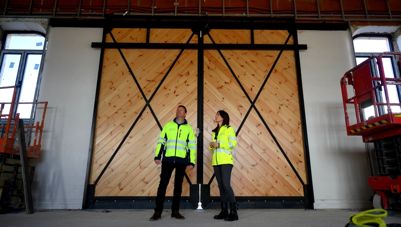 La presidenta del Puerto de Almería, Rosario Soto, y el jefe de Departamento de Edificación, Javier Almansa, visitan las obras del Varadero