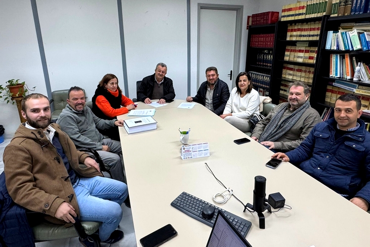 Momento de la firma del convenio entre Bodega Palomillo y Ayuntamiento